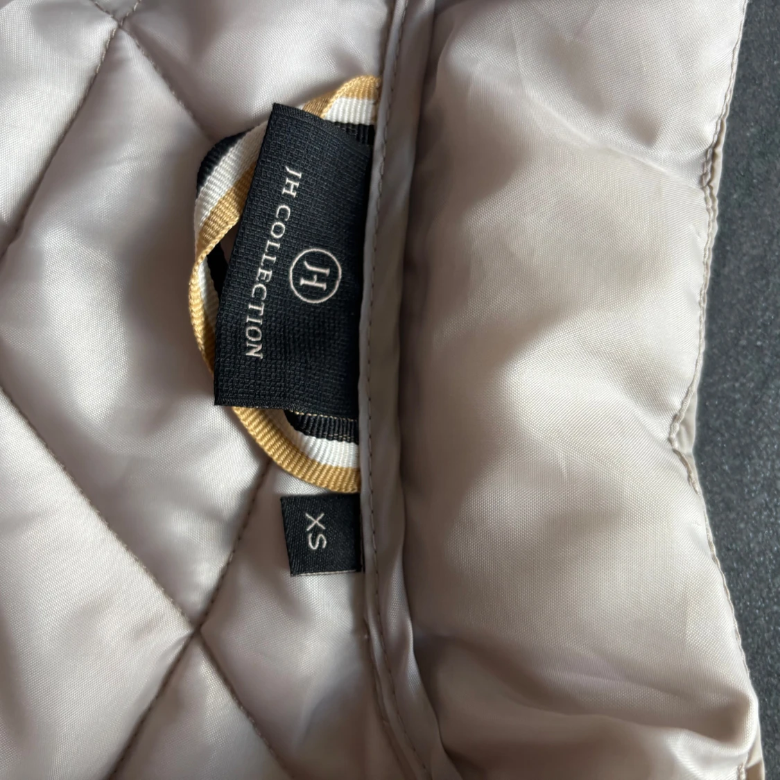 Beige dunväst från JH Collection - 2