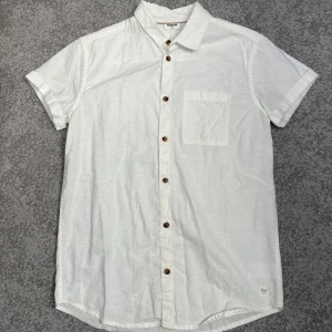 Vit kortärmad skjorta i linnemix - Vit kortärmad skjorta i linnemix. Köpt från KappAhl. Inga fläckar och använd endast en gång!