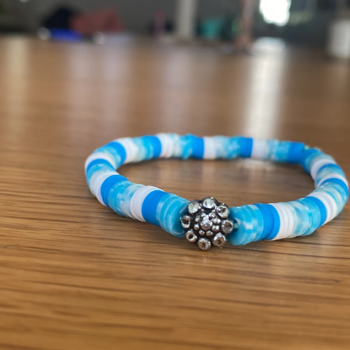 Blått pärlarmband med silverfärgad detalj - 2