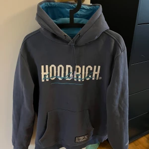 Blå hoodrich hoodie - Liten tråd lös, sista bilden. Texten är lite sprucken. 
