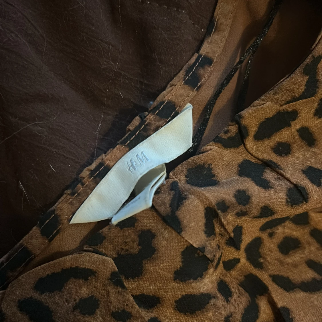 Leopardmönstrad blus med volang från H&M - 2