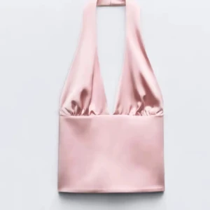  zara satintopp  - Zara populär ljusrosa satintopp. Toppen har snygga knytband i ryggen som ger en unik look. Perfekt för att skapa en trendig outfit. Storlek S. 