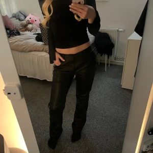 lågmidjade skinnbyxor  - jag är 166 lång och byxorna är från bikbok, väldigt fint skick förutom att en av fållarna till skärp är borta men det är ingenting som man tänker på, nypris 599