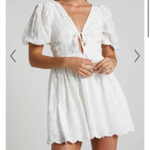 Vit broderad klänning med puffärm och knyt - Superfin klänning från showpo som är helt oanvänd. Säljer då jag hittat en annan klänning till studenten🩷