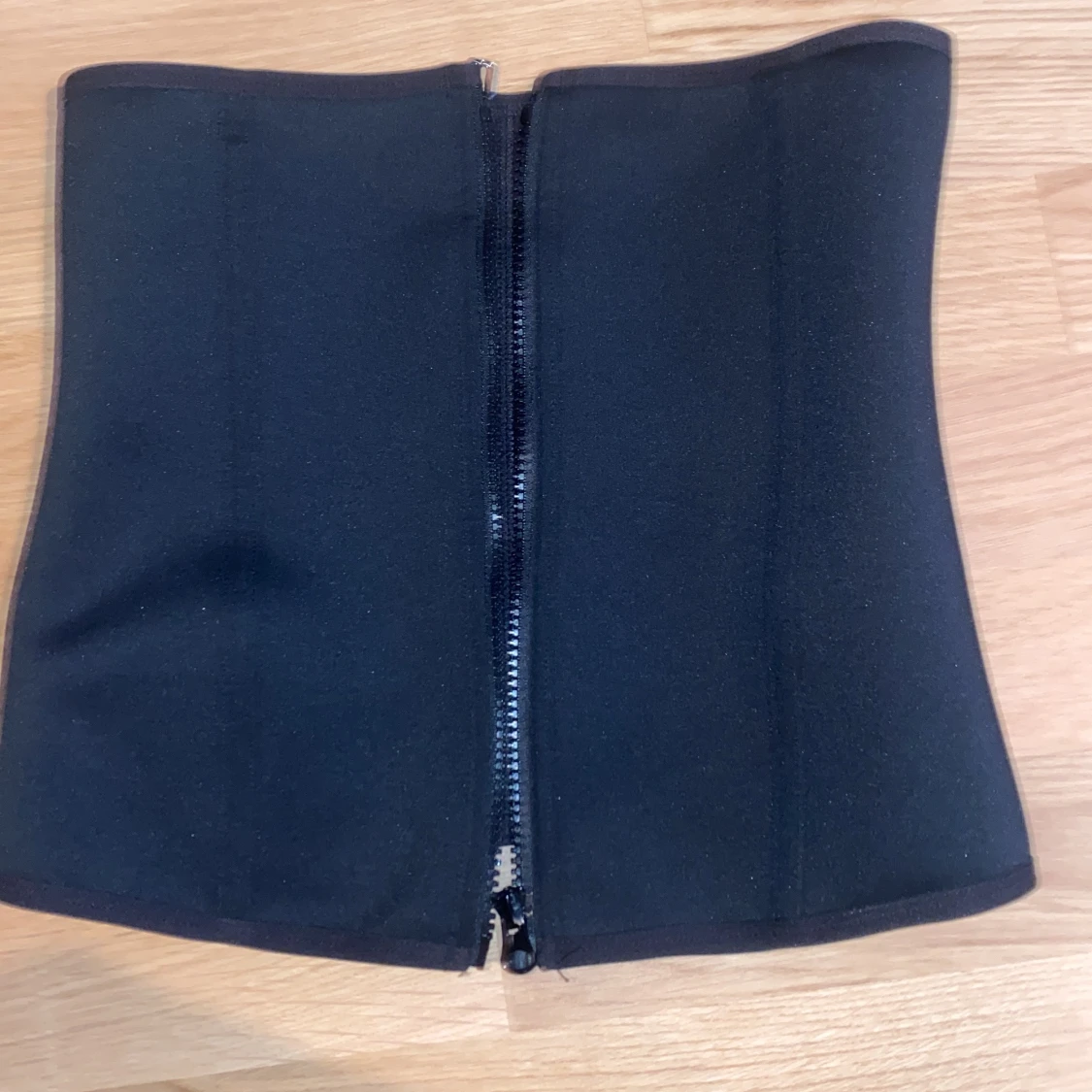 Svart midjebälte med hysk- och hakstängning - 2