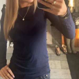 Intimissimi tröja  - Säljer min jättefina intimissimi som tyvärr inte kommer till användning. Den är använd men inga hål eller skador på tröjan förutom att loggan har suddats bort på grund av tvätt