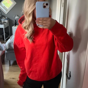 Röd hoodie från Gina Tricot - Säljer en enkel och snygg röd hoodie från Gina Tricot i storlek XXS, men skulle själv säga att storleken är S. Hoodien har en klassisk passform med huva och långa ärmar. Perfekt för en avslappnad och bekväm stil🌸🌸