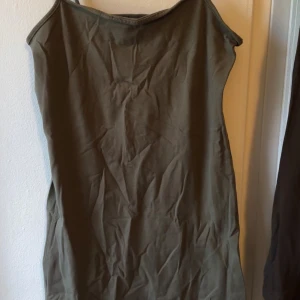 Olivgrön ärmlös klänning - Perfekt för varma dagar eller att styla med en jacka. Mjuk och bekväm, tillverkad i bomullsmaterial. Från hm, storlek m