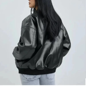 Svart oversized skinnjacka från Bikbok - Säljer en svart oversized skinnjacka från Bikbok. Jackan har lång ärm, dragkedja framtill och ribbade muddar vid ärmslut och nederkant. Perfekt för dig som gillar en cool och avslappnad stil. Bomberjacka i storlek S✨