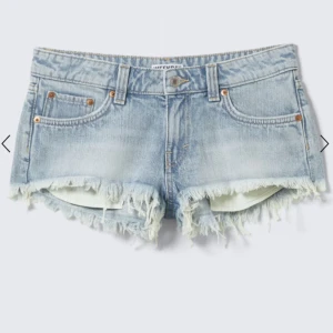 Lågmidjade jeansshorts - Helt slutsålda, storlek 27! Oanvända med prislappen kvar💕Midjemått tvärs över 38cm, grenmått 22cm