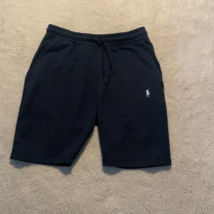 Ralph Lauren shorts  - Halloj! Säljer mina snygga polo Ralph lauren shorts. Shortsen är i storlek S och är perfekt nu för sommaren och varmare väder☀️