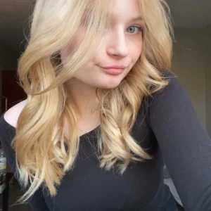 Svart offshoulder topp - Säljer en svart långärmad offshoulder topp. Använd någon enstaka gång så i mycket bra skick. Kommer ej ihåg var jag köpt 💗