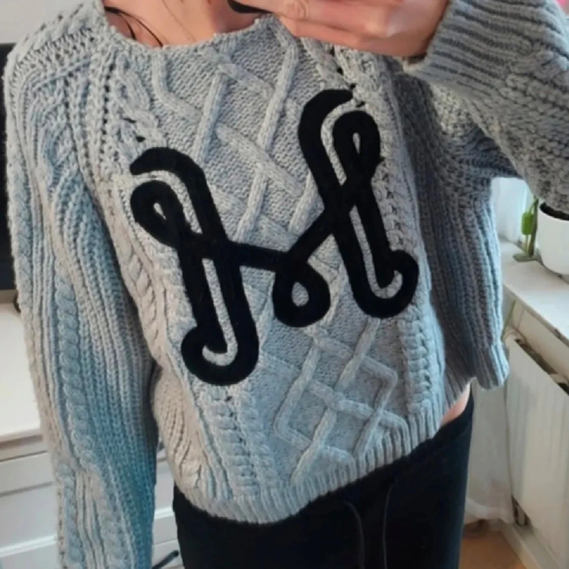 Grå stickad tröja med svart M från H&M - 1