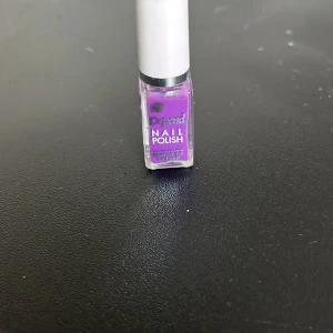 Lila nagellack från Depend - Säljer ett lila nagellack från Depend med glansig finish. Öppnad och swatchad men aldrig använd