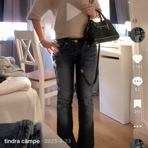 true religion jeans  - sjukt snygga jeans från true religion🌟🌟🌟bild 1 & 5 är hur de sitter på. har klippt upp jeansen så de ska passa min längd, dvs runt 156. lågmidjade & bootcut!☺️