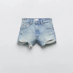  Jeansshorts Zara oanvända  - Säljer ett par ljusblå jeansshorts från Zara med slitningar.