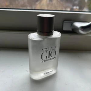 Armani Aqua di dio Pour home  - En perfekt doft till sommaren ungefär 20 ml kvar i. 