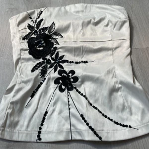 Korsettopp - Helt sjukt snygg korsett-liknande topp. Satin och dragkedja på baksidan🌟