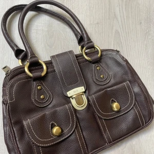 Handväska - Så fin mörkbrun handväska från Mango. Knappt använd, den är rymlig med många fack💫