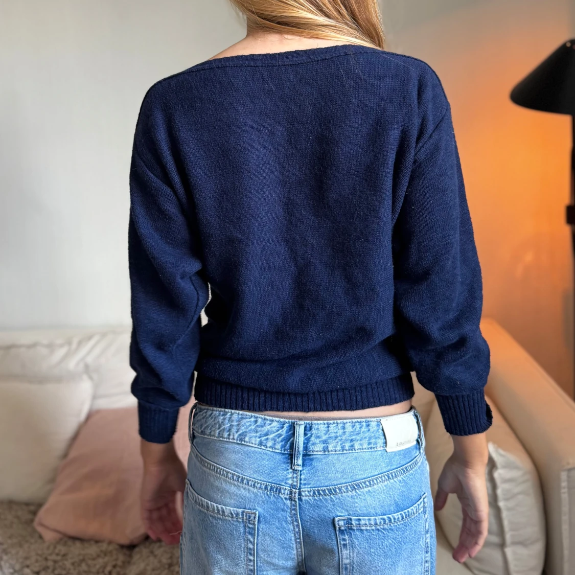 Mörkblå stickad tröja med vitt mönster - 3