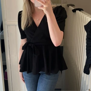 Topp med rosett - Helt ny topp med en justerbar rosett🎀 väldigt bra kvalitét!