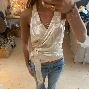 SUPER snygg satin topp - Jätte fin!! Efter strykning perfekt!!