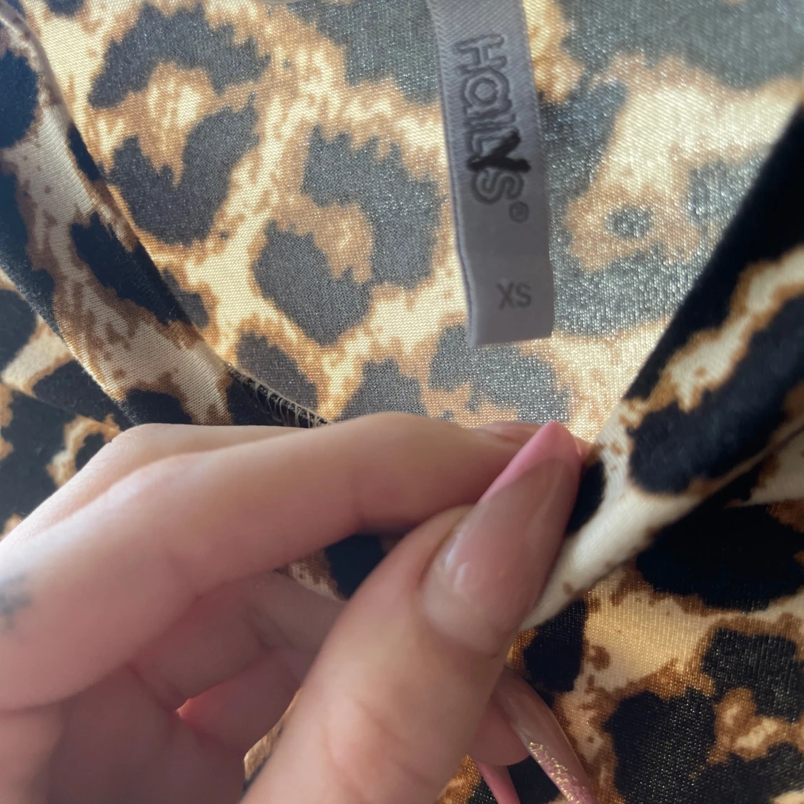 Leopardmönstrad långärmad topp från Hailys - 1