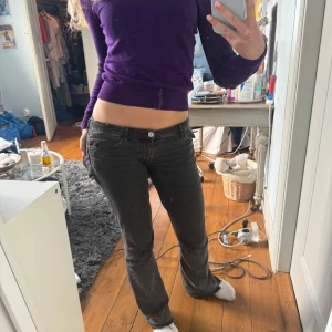 Lila Ralph Lauren tröja! - Jättefin lila Ralph Lauren tröja. Är i super skick förutom en fläck där nere, vet ej om den går bort i tvätten men därav lägre pris. Perfekt med mycket färg inför sommaren!