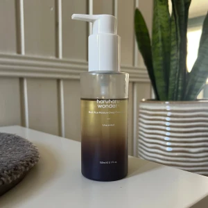 Cleansing Oil - Haruharu cleansing oil. Se bilder för den återstående mängden. Flaskan rymmer 150 ml. Kolla gärna in mina andra annonser!