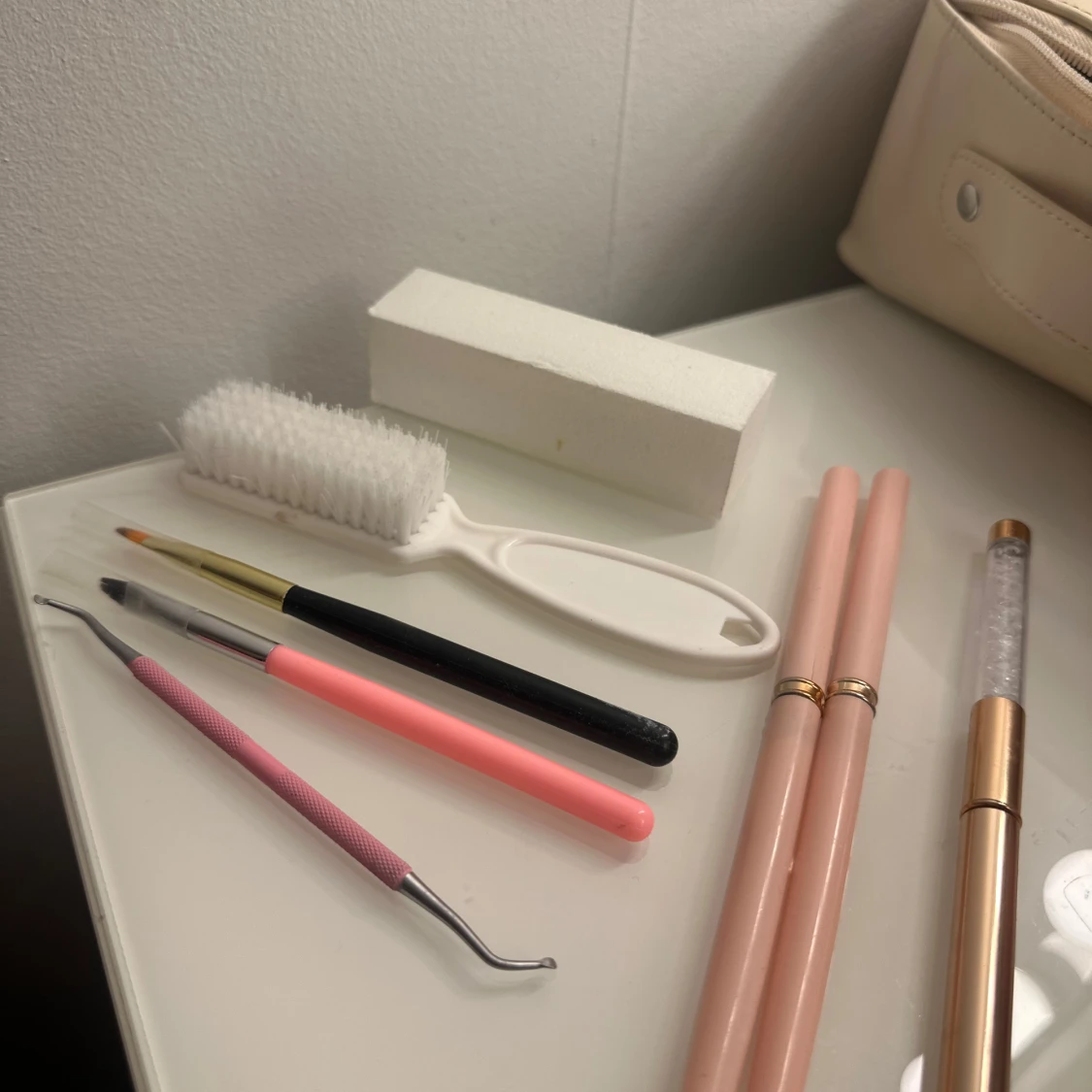 Sminkborstar och verktyg i rosa och guld - 1