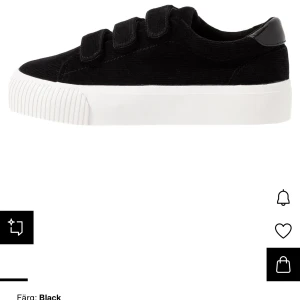 Sneakers  - Snygga svarta sneakers från Zalando.💕 endast använda en gång. Säljer då de är för stora för mig🥰