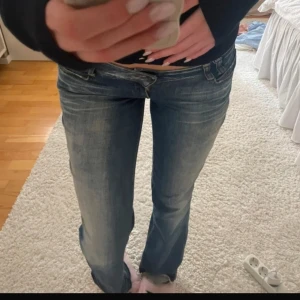Lågmidjade bootcut jeans - Säljer ett par blå lågmidjade bootcut jeans från only. Jensen är uppsprättade längs nere. Midjemått 36cm innebenslängd 85cm💞💞