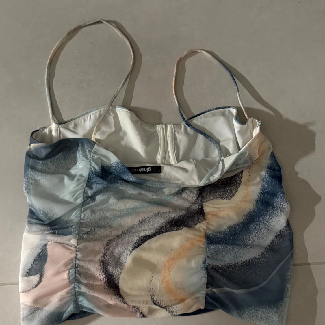 Flerfärgad omlottklänning från Gina Tricot - 1