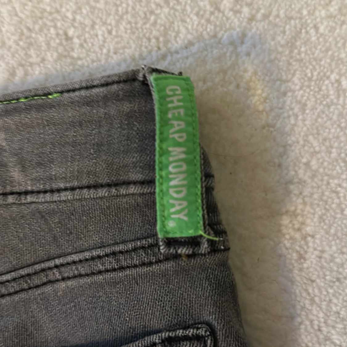 Grå bootcut jeans från Cheap Monday - 2