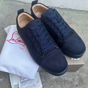  Louboutin skor mörkblå  - Den va nya i bilden har tagit på mig dem sen dess vid intresse pm vid snabb affär går ner i pris.  Har boxen och dust bag skohornet tappades bort när jag flytta 