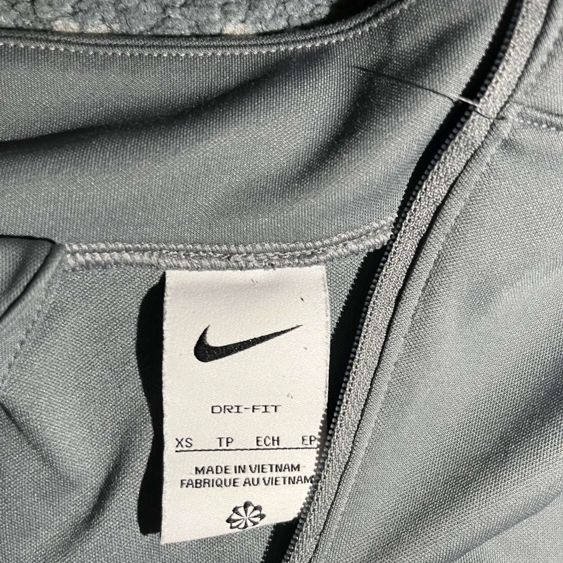 Grå träningströja från Nike med svarta detaljer - 2