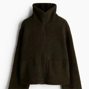 Khaki teddyjacka med dragkedja - så fin från hm bra skick storlek M men sitter fint oversized på en xs. 