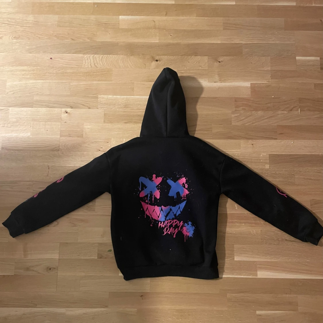 Svart hoodie med färgglada tryck - 3