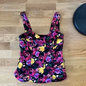 Korsett topp - Super fin blommig korsett topp som inte längre kommer till användning!!