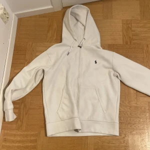 Ralph Lauren kofta - Koftan är knappt använd den här bara tagit upp plats i garderoben, det är en size S men den kan även passa M tycker jag själv 