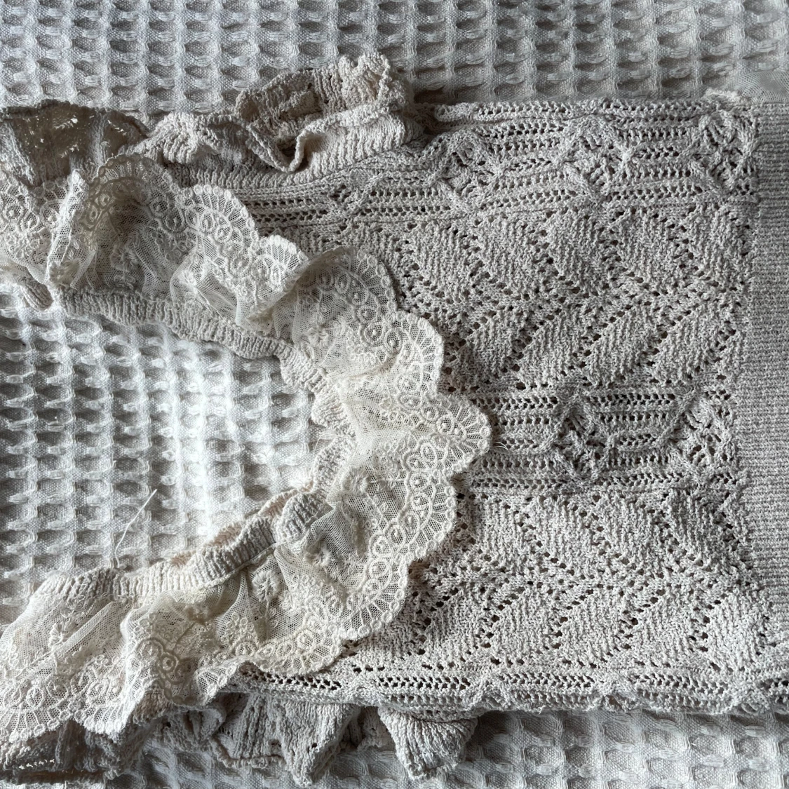 Beige stickad topp med spetsvolanger från Zara - 1