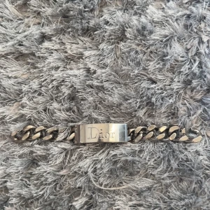 Dior Armband W - CHRISTIAN DIOR ID Logo Bracelet w/ Secret silver  Skick: 8/10 Nypris: Liknande hos Dior går för +6400kr Pris: 2890kr Frakt: (Hemlevererat spårbart)📦  Tveka inte att höra av dig vid minsta frågan!