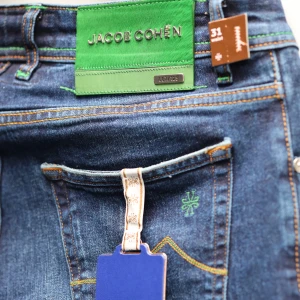 Jacob Cohen jeans  - Jacob Cohen jeans i modellen BARD, LIMITED EDITION (123 par gjorda). Dem är helt nya med tags, tråd och parfym, pris i butik 10 000 kr. Har inne: W32 och W34. 💸Bundle För de 3 paren jag har ute från Jacob Cohen: 6800 kr (fast pris)💸 Skriv vid funderingar🙌