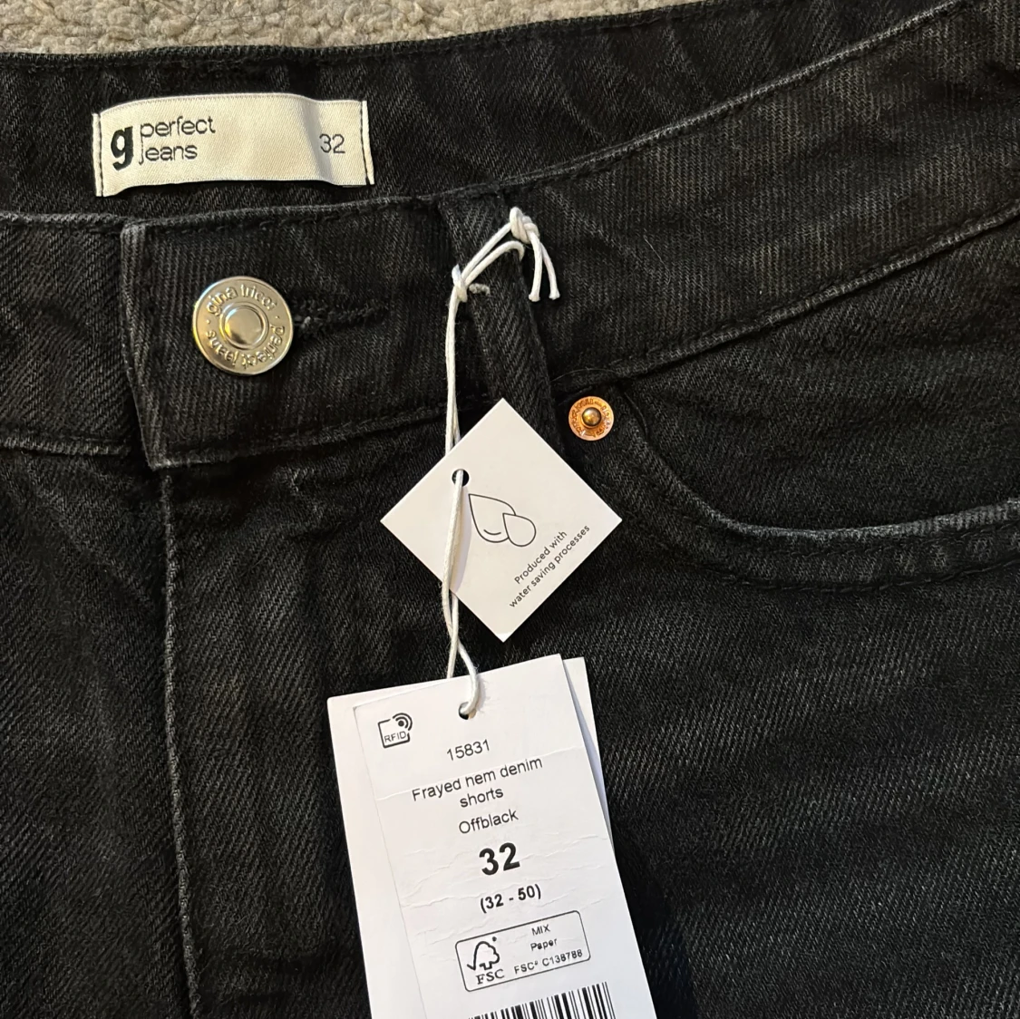 Svarta jeansshorts från Gina tricot  - 2