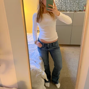 Lågmidjade vintage levis jeans - Jättesnygga lågmidjade vintage levis jeans! Är tyvärr förstora på mig men borde passa 36/38. Superbra skick!