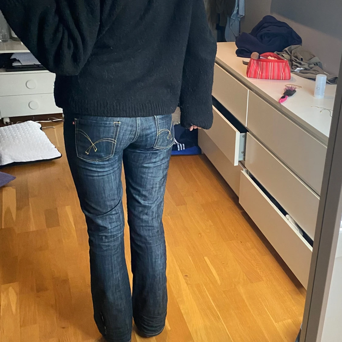 Mörkblå lowwaist jeans