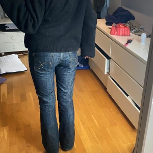 Mörkblå lowwaist jeans  - Snygga mörkblå jeans med rak passform. Skriv ifall ni vill ha mått💕 Jag är 1,72