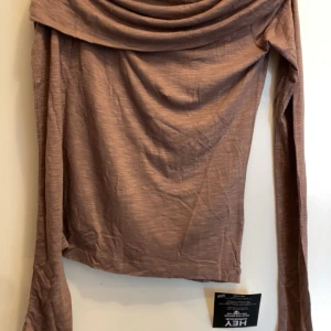 Beige offshoulder topp från Only - Säljer en snygg beige offshoulder topp från Only. Perfekt för en stilren look med långa ärmar och mjukt material. Passar bra till både jeans och kjol. Hör av dig vid intresse! Den är helt ny med prislapp på från Nelly i stolrek XS