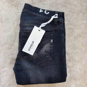 Svarta jeans från Dondup - Tjena! Säljer nu dessa Dondup jeans med slitningar, fint skick och försiktigt använda. Storlek 31 och pris går att diskuteras!