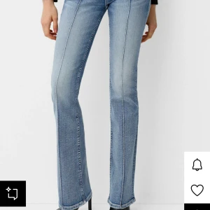 Blå bootcut jeans - Snygga populära bootcut jeans med en klassisk tvätt och sömmar längs benen. Perfekta för en avslappnad stil med en touch av retro. Passar bra till både sneakers och klackar. Från Bershka 